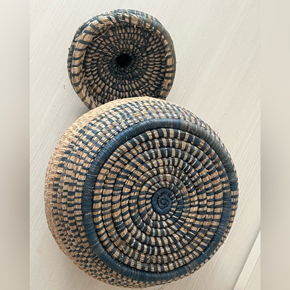 AFRICAN ARTISAN HANDMADE NATURAL WOVE ROUND COIL BASKET w/LID RWANDA 6” tan/blue - Picture 6 of 6